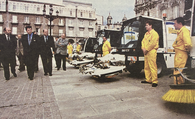 Hace 25 años | A Coruña moderniza su equipo de limpieza y la apertura de A Barcala, más cerca