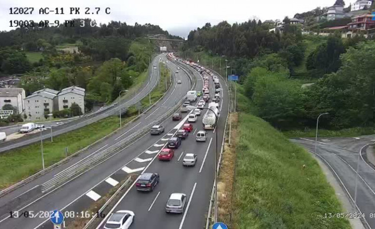 Atasco en la autopista en la salida de A Coruña tras chocar dos coches