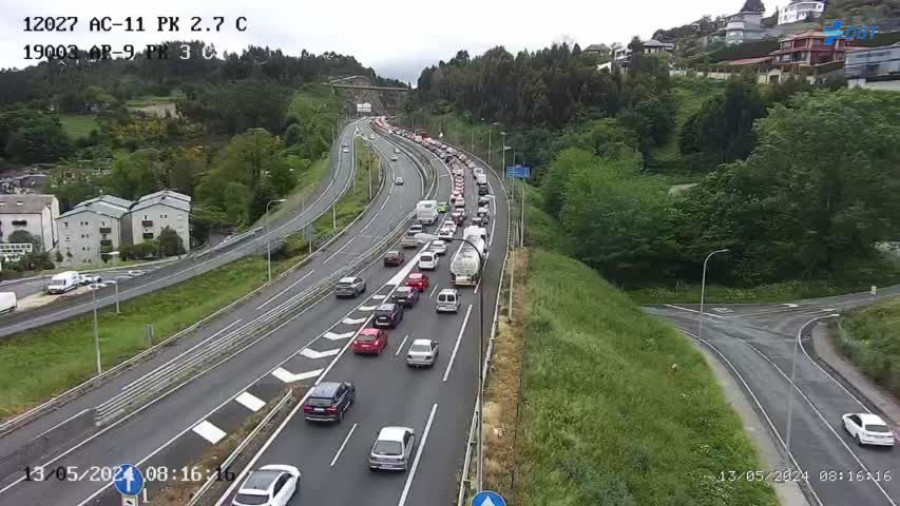 Atasco en la autopista en la salida de A Coruña tras chocar dos coches