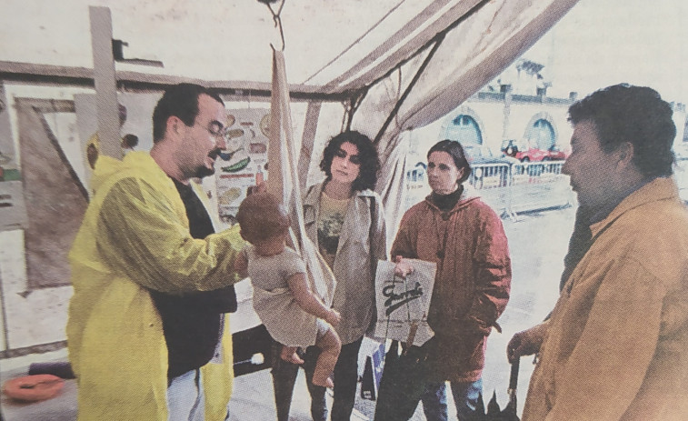 Hace 25 años | A Coruña se promociona con los mejillones y un campo de refugiados en O Parrote