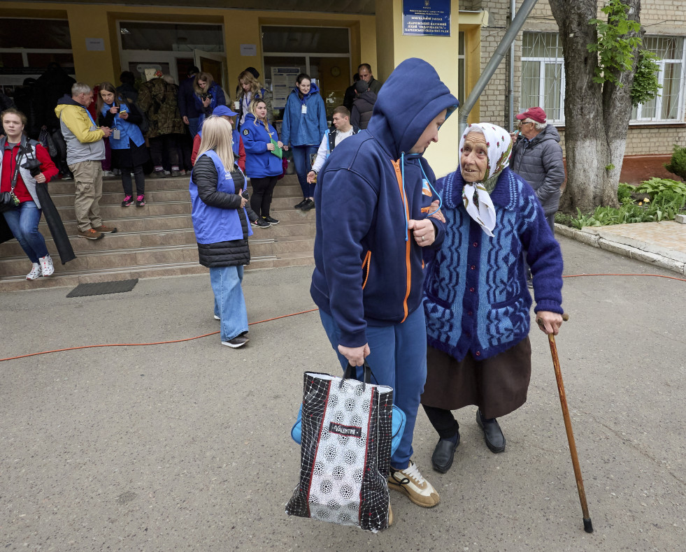 Kharkiv (Ukraine), 13/05/2024.- Volunteers help people at the evacuation center which receives people who were evacuated from territories close to the Russian border in Kharkiv, Ukraine, 13 May 2024 a