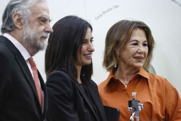 La directora adjunta de La Vanguardia, Lola García (c), acompañada de la presidenta de El Progreso, Blanca García, durante el ac