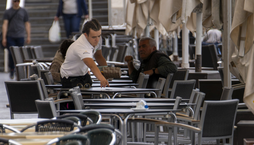 TERUEL, 06/05/2024.- Un camarero trabaja en la terraza de un local de restauración en Teruel, este lunes. El número de desempleados registrados en abril en Aragón en las oficinas del Servicio Públ