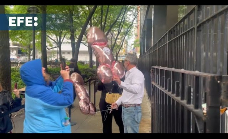 Decenas de globos en forma de pene sobrevuelan la corte donde se juzga a Donald Trump