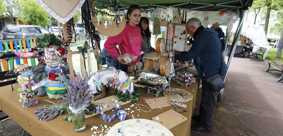 Los vecinos de Culleredo desafían a la lluvia en la feria de artesanía