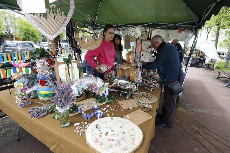 Los vecinos de Culleredo desafían a la lluvia en la feria de artesanía