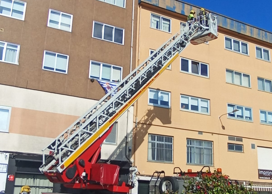 Los Bomberos acuden al paseo de O Temple por una caída de cascotes