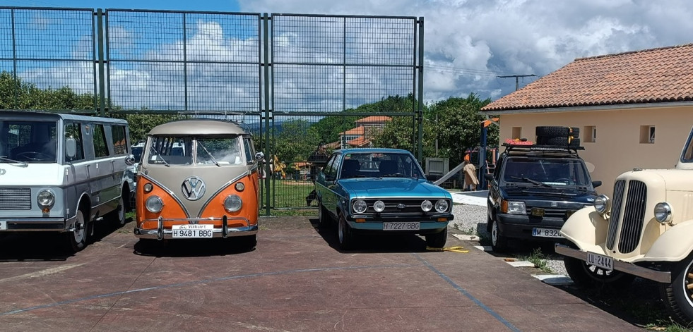 La primera Festa en Familia de Bergondo desafía a la lluvia con coches clásicos y pulpo