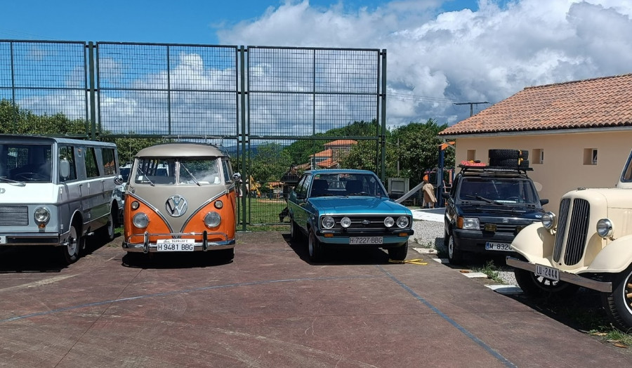 La primera Festa en Familia de Bergondo desafía a la lluvia con coches clásicos y pulpo