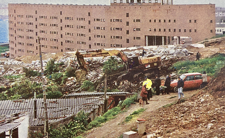 Hace 25 años | Derribo de chabolas en Labañou para prolongar el paseo y hasta luego al tranvía moderno