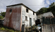 Desalojan varias viviendas en Eirís por el incendio de una casa abandonada