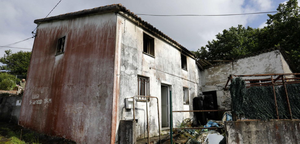 Desalojan varias viviendas en Eirís por el incendio de una casa abandonada