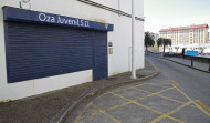 Las sillas de ruedas se ven condenadas a circular por la carretera en un barrio de A Coruña