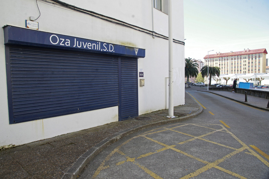 Las sillas de ruedas se ven condenadas a circular por la carretera en un barrio de A Coruña