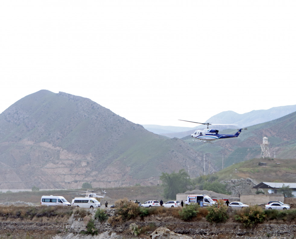 Una fotografía proporcionada por la agencia de noticias IRNA muestra un helicóptero que transporta al presidente iraní, Ebrahim