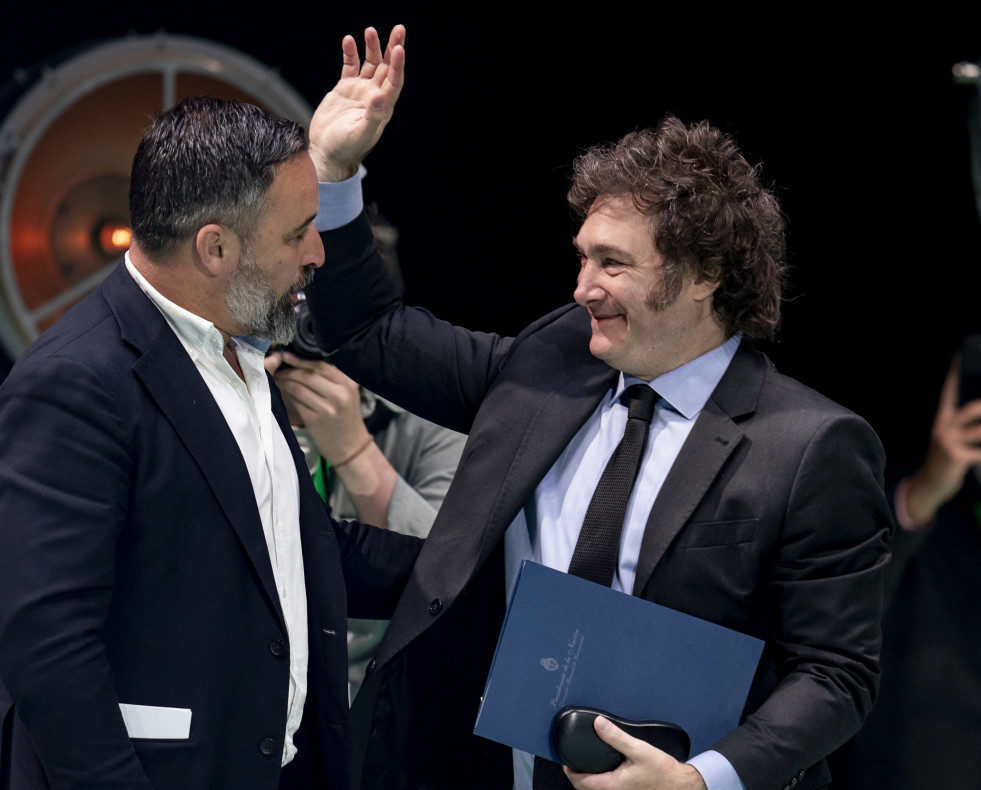 El líder de VOX, Santiago Abascal (i), y el presidente de Argentina, Javier Milei (d), durante el acto ‘Viva 24’ de VOX, en el Palacio de Vistalegre, a 19 de mayo de 2024, en Madrid (España).