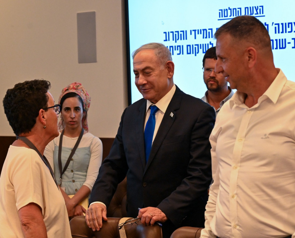 JERUSALÉN, 19/05/2024.- El primer ministro israelí, Benjamín Netanyahu (c), se comprometió este domingo en una reunión con los alcaldes de las poblaciones del norte de Israel, donde diariamente h