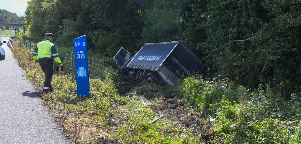 Un camión vuelca en la AP-9 tras colisionar con un turismo en Abegondo