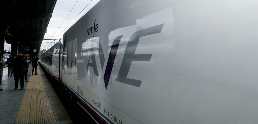 El primer AVE que llega a A Coruña: 116 euros por un camino de tres horas y media