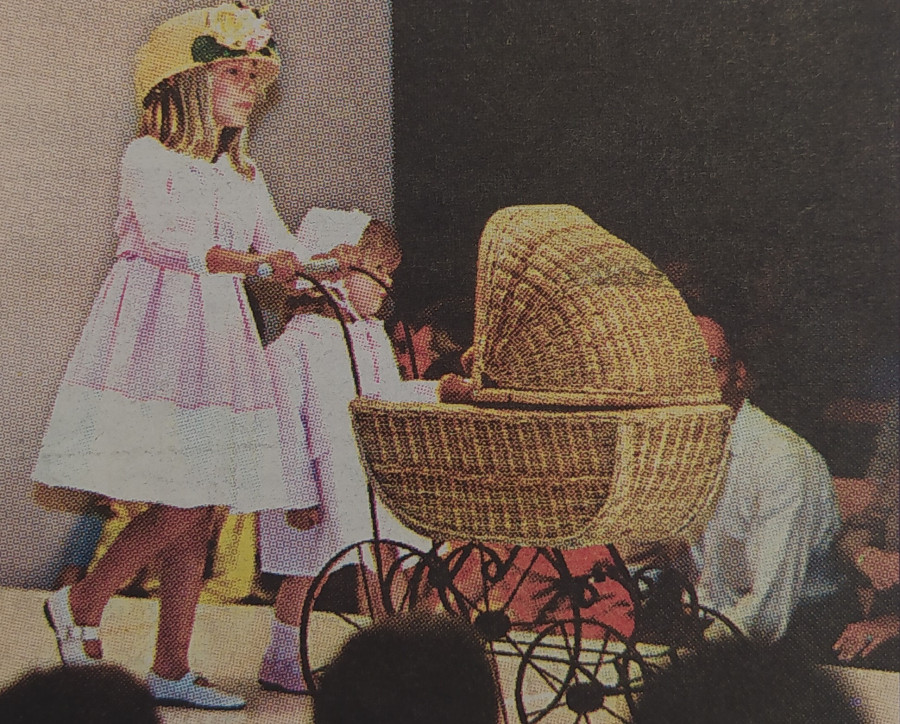 Hace 25 años | Desfile de niños en A Coruña, becas en Peñarredonda y accidente mortal en Guitiriz