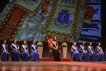 La Meiga Mayor, acompañada de las Meigas de Honor, en un momento del acto de ayer en el teatro Rosalía  mónica arcay