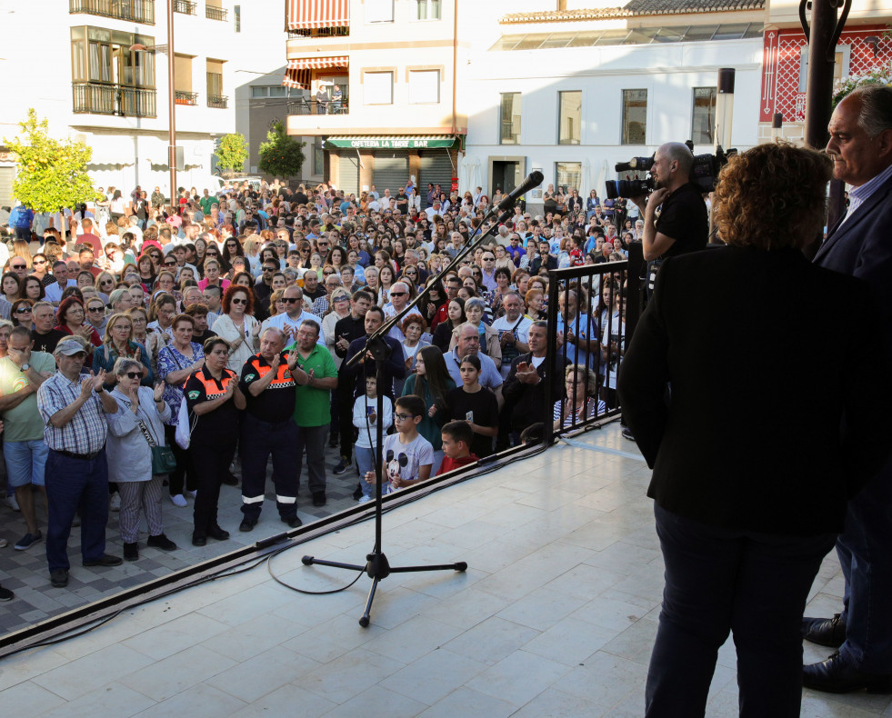 Húetor Tájar (Granada), 20/05/2024.- Un momento de la concentración que se ha celebrado hoy lunes en la Plaza de Andalucía de Huétor Tájar, por los dos niños asesinados por su abuelo en la loca