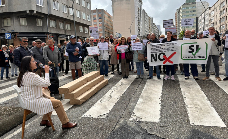 Los vecinos de las Casas de Franco de A Coruña alzan un muro en plena ronda de Outeiro