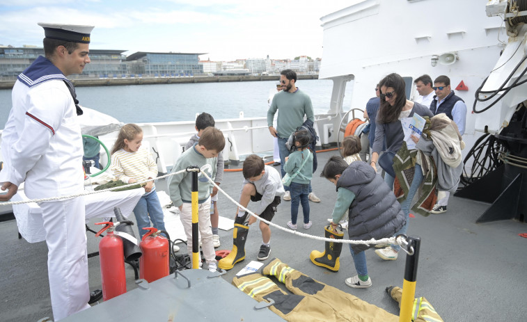 A Coruña recibió la visita del 'Tofiño'