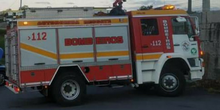 Los bomberos rescatan a un gato atrapado en el motor de un coche en  una calle de Someso