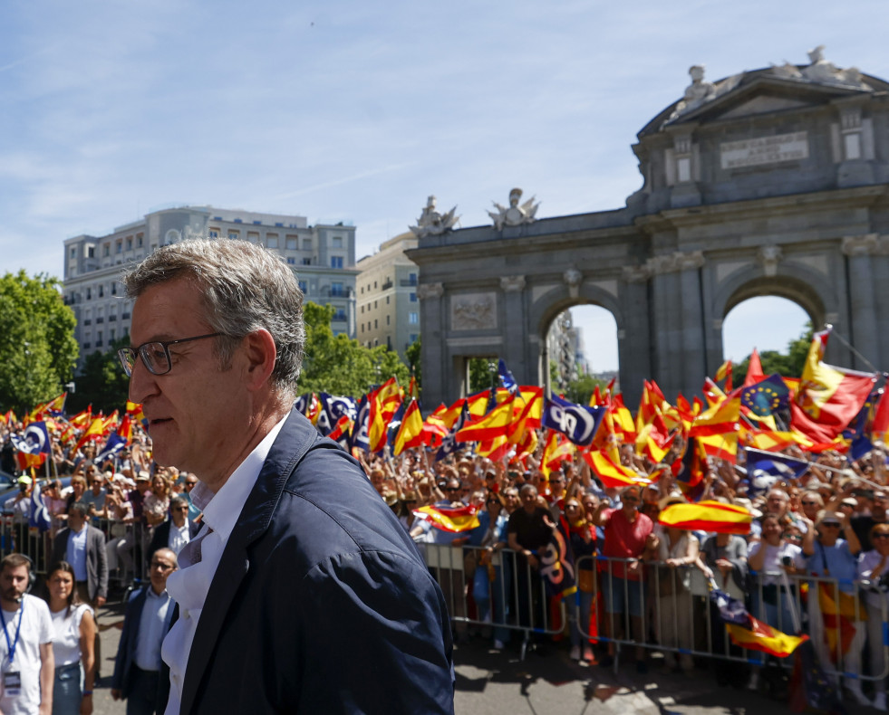 MADRID, 26/05/2024.-El líder del PP Alberto Nuñez Feijóo, interviene en la manifestación contra Pedro Sánchez y la ley de amnistía convocada por el PP, este domingo en Madrid. EFE/ Javier Lizon