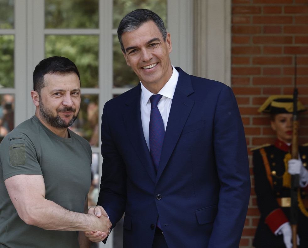 El presidente del gobierno español, Pedro Sánchez (d), da la bienvenida al presidente de Ucrania, Volodímir Zelenski, este lunes en el palacio de La Moncloa en Madrid.
