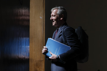 SANTIAGO DE COMPOSTELA, 27/05/2024.- El presidente de la Xunta, Alfonso Rueda, antes de la reunión del consello de la Xunta, este lunes en Santiago de Compostela. EFE/Lavandeira jr