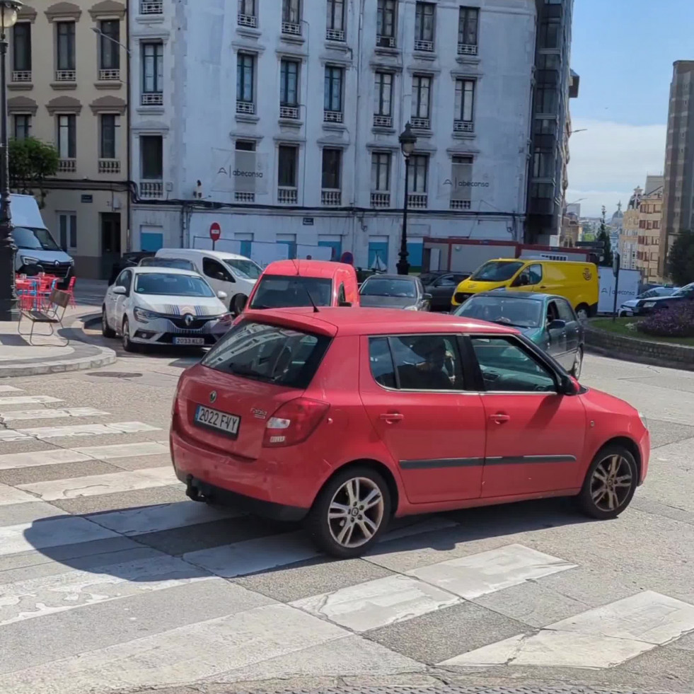 Atasco en el centro de A Coruña por las obras de asfaltado en la glorieta de América
