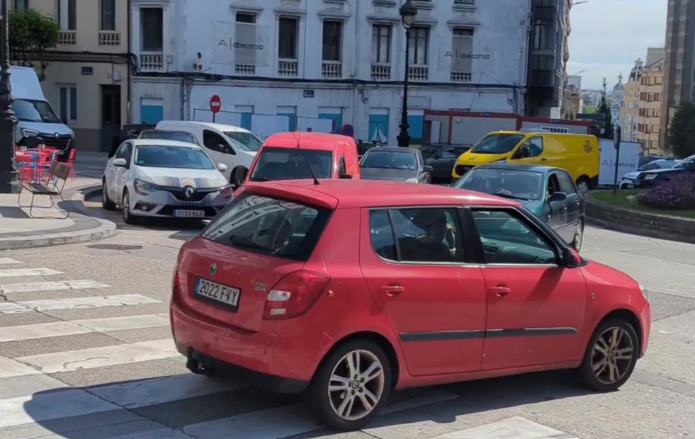 Atasco en el centro de A Coruña por las obras de asfaltado en la glorieta de América