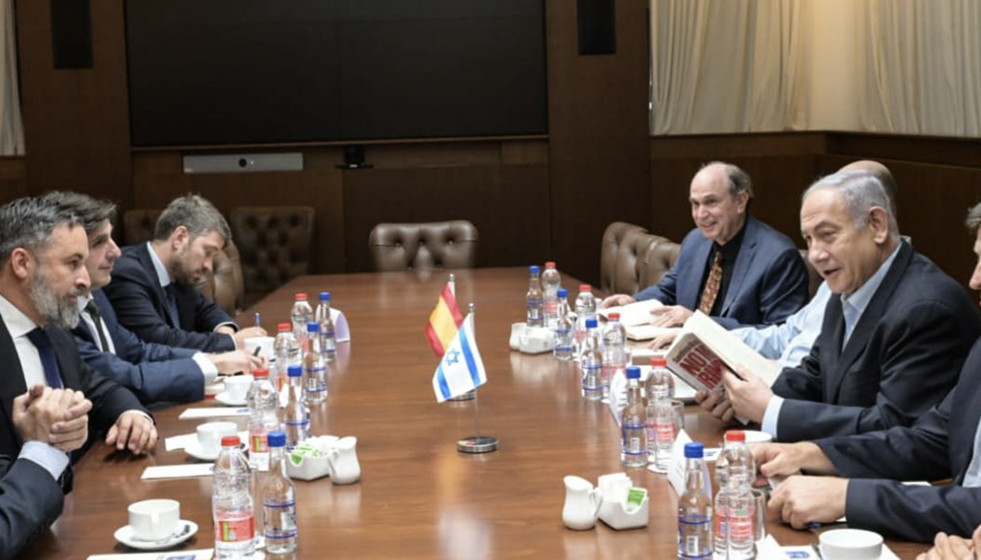 JERUSALÉN, 28/05/2024.- El presidente de VOX Santiago Abascal (2i) se ha reunido con el primer ministro israelí Benjamín Netanyahu (2d), este martes en la Oficina del Primer Ministro, en Jerusalén