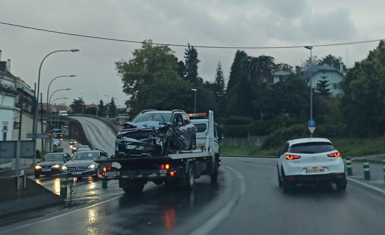 El choque en Oleiros de un autobús, un coche y una moto atasca la entrada a A Coruña