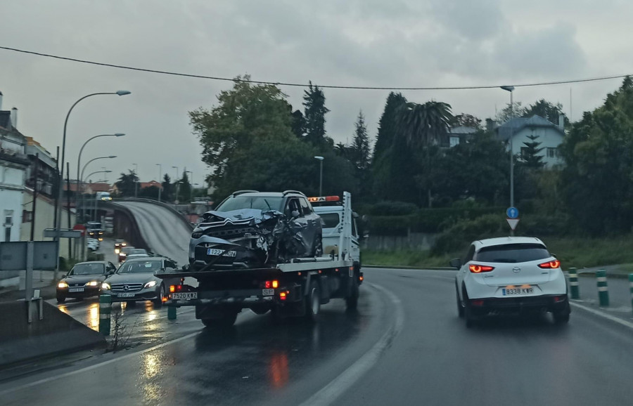 El choque en Oleiros de un autobús, un coche y una moto atasca la entrada a A Coruña