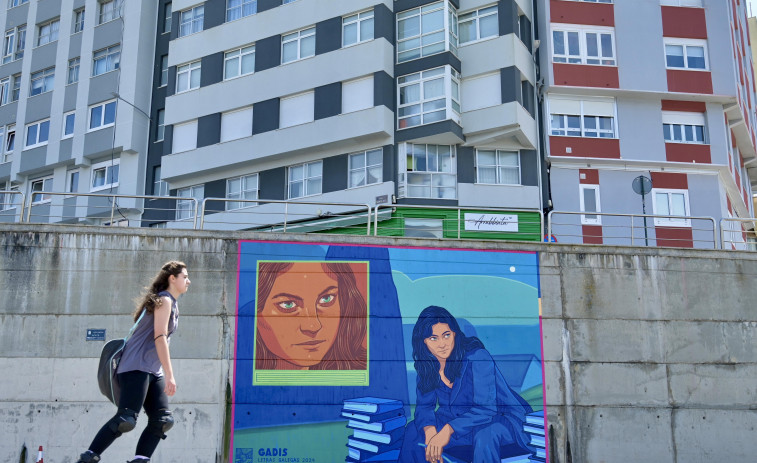 O mural de Luísa Villata xa mira ao mar dende o Paseo Marítimo da Coruña