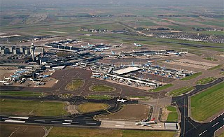 Muere una persona en aeropuerto de Ámsterdam al caer sobre el motor en marcha de un avión