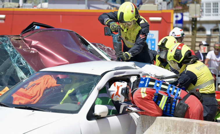 Cientos de personas y docenas de coches destrozados en una competición de bomberos en O Parrote