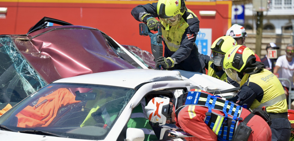 Cientos de personas y docenas de coches destrozados en una competición de bomberos en O Parrote