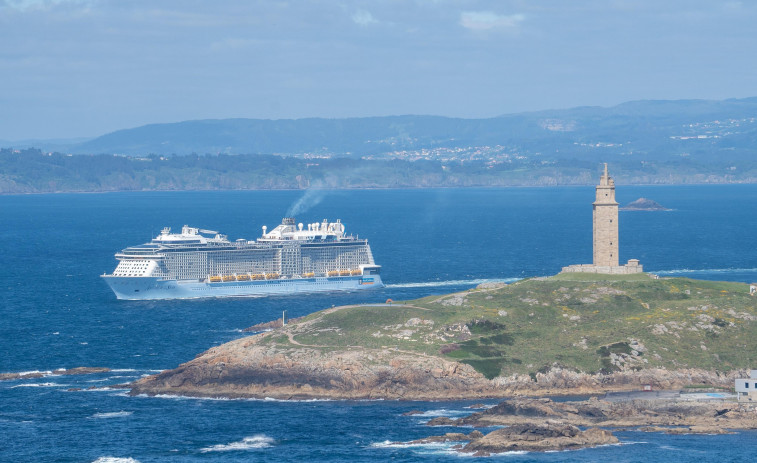 La Torre de Hércules despide al ‘Anthem  of de Seas’, el coloso de los océanos