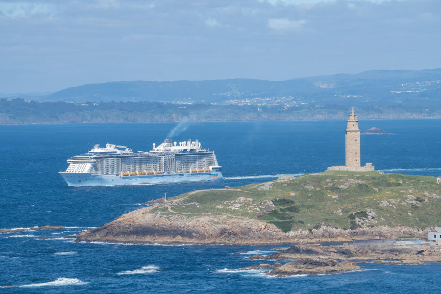 La Torre de Hércules despide al ‘Anthem  of de Seas’, el coloso de los océanos