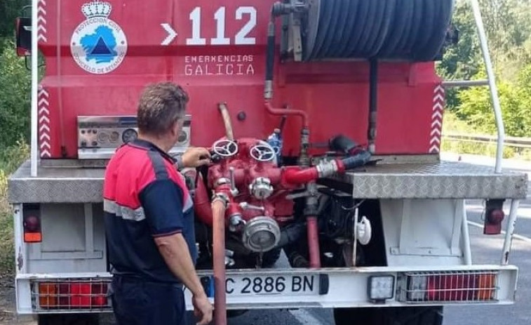 Bomberos de Betanzos recuperan el cadáver de un hombre  en el interior de una casa de Sada