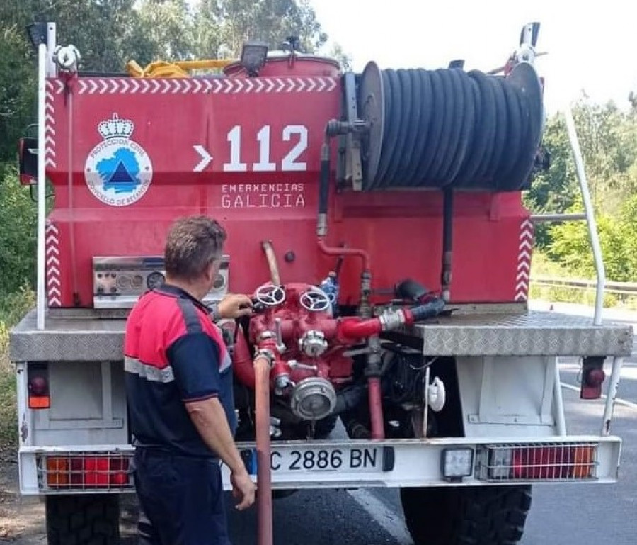 Bomberos de Betanzos recuperan el cadáver de un hombre  en el interior de una casa de Sada