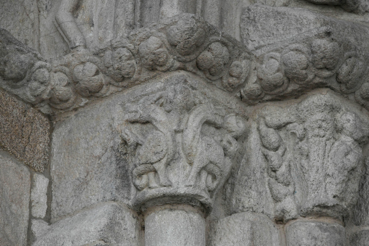 Guivernos portico iglesia santiago @ monica arcay