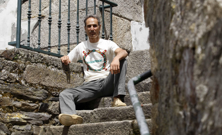 El activista medioambiental Javier Ares presenta en el Liceo de Betanzos “Diminuto Planeta Azul”