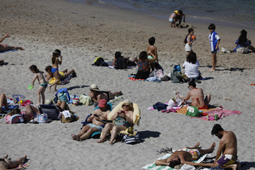 Centenares de vecinos llenaban las playas de A Coruña   @Patricia G. Fraga (14)