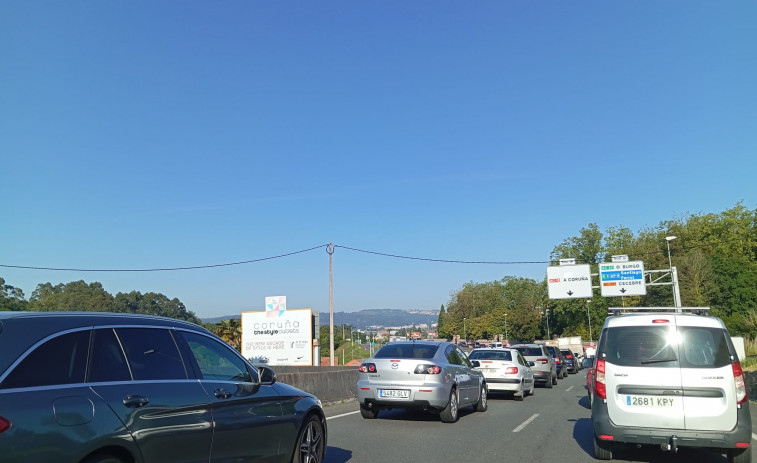 Un siniestro múltiple causa un atasco de una hora en el puente de A Pasaxe