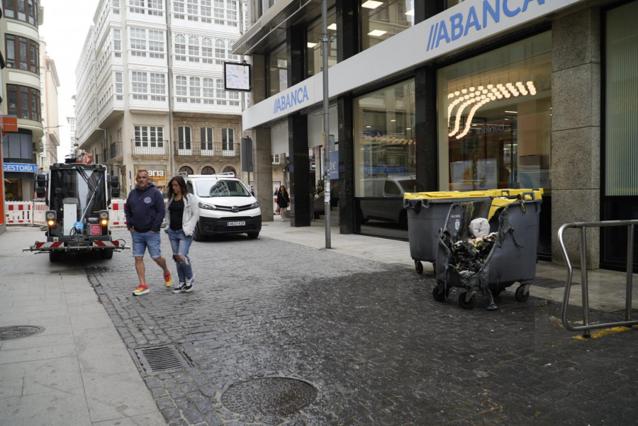 La Policía Local de A Coruña detiene a dos chicas de 19 años por quemar seis contenedores y grabarlo